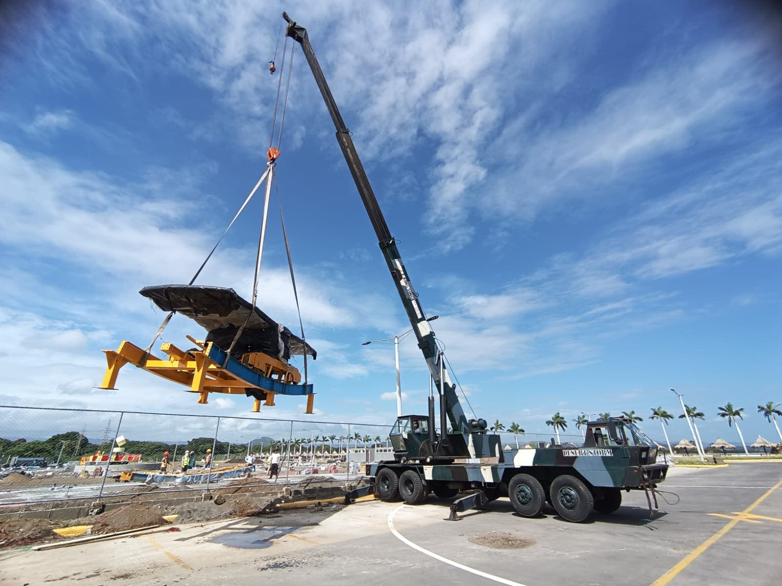 imagen de grua levantando objeto