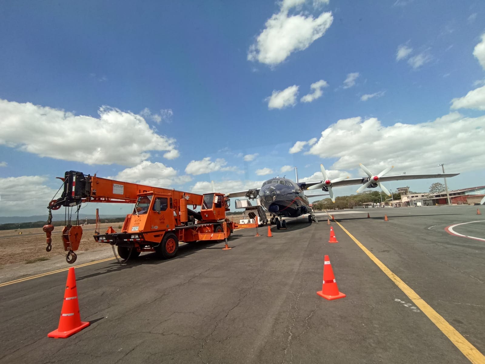 camion grua remolcando avion